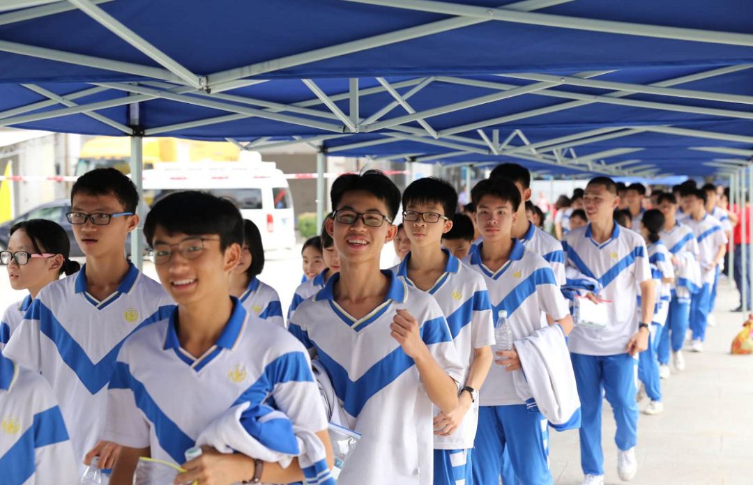 荣山中学考点, 佛山市第十四中学学生在帐篷下排队, 并有序地进入