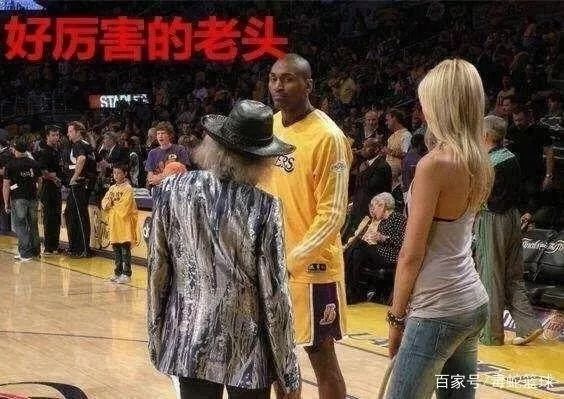 NBA最吊球迷，花费3000万美元看球，女友比自己还小46岁！