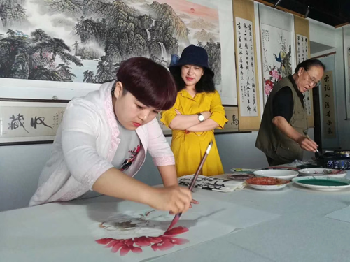 青年画家王红,现为国家一级美术师,环球华人爱心书画家协会理事,中国