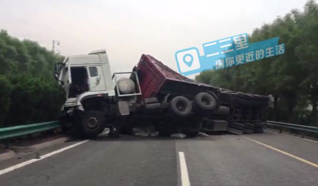 雨天路滑,榆林发生多起交通事故!