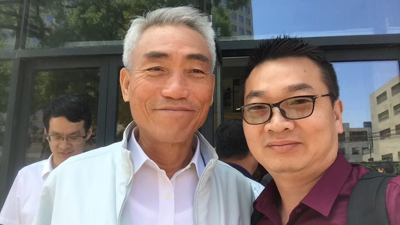 图为中国光彩事业促进会台商委员会主任(创会会长)骆宏宾先生(左)与