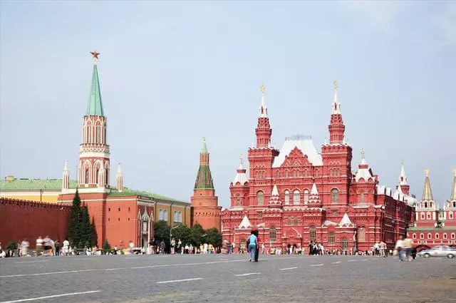 红场坐落于俄罗斯首都莫斯科,也是俄罗斯比较繁华的地方,每年来