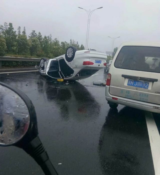 昨天早上,2车发生猛烈对撞,一辆"四脚朝天".雨天慢行啊!