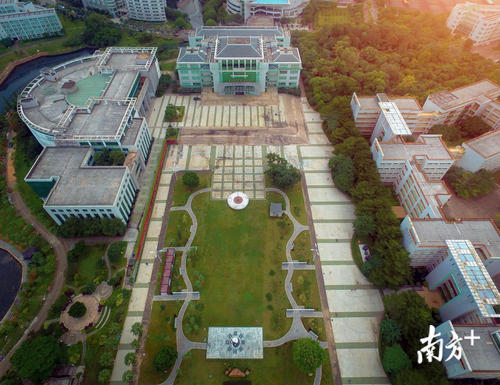 喻良文介绍,广州中医药大学按照"分数优先,遵循志愿"的原则,分两步