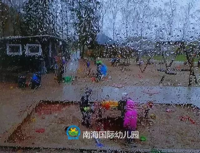 儿童穿着雨衣在雨天玩耍