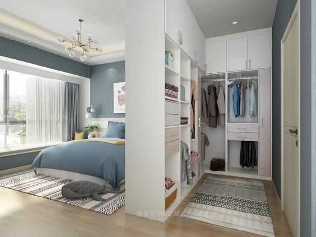 床之间,隔起一个衣柜作为隔断,将卧室一分为二,l型的衣帽间正对着门口