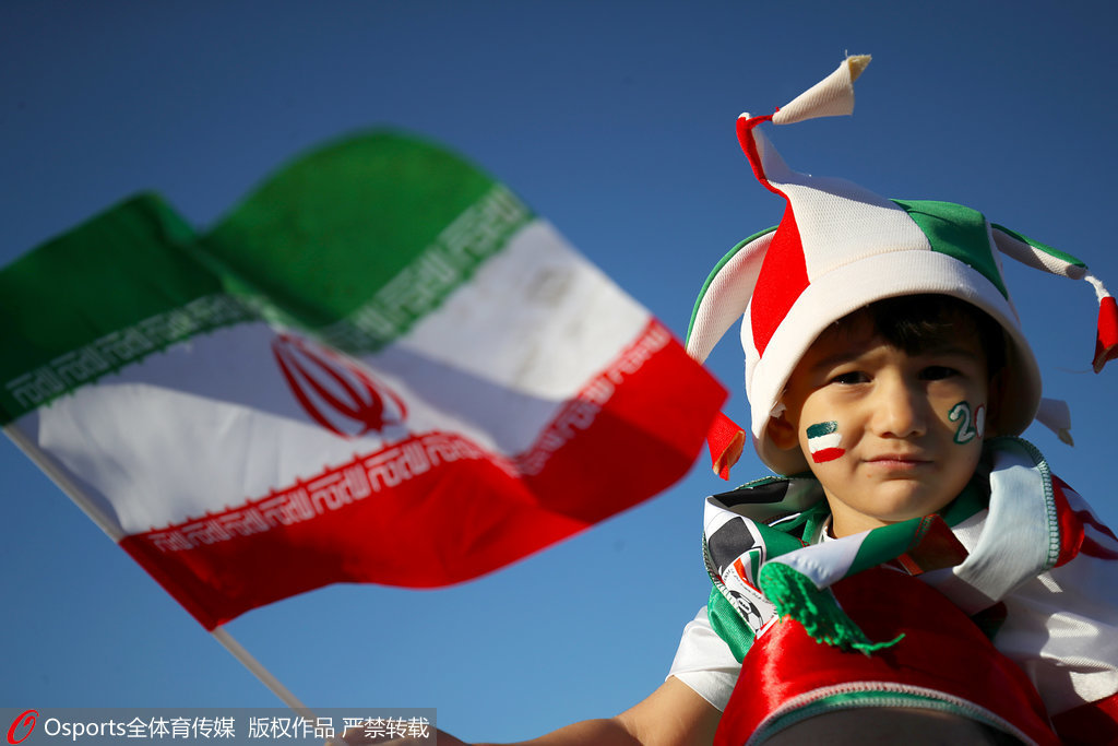 高清图:西班牙伊朗开赛 球迷夸张妆容加油助阵