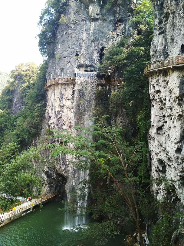 旅游 正文  "神笔仙洞"(旱洞)景点位于神峰关旅游度假区的"天鹅岭"山