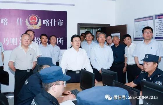 图为赵克志在喀什市公安局乃则尔巴格派出所详细了解基层警力编制