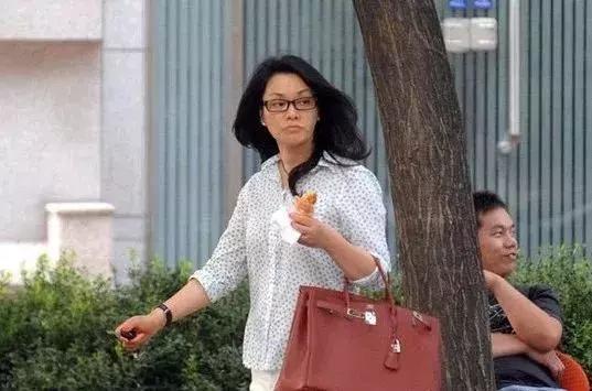 如今的毛阿敏大部分时间都是在家相夫教子,如今一家四口和乐融融,一