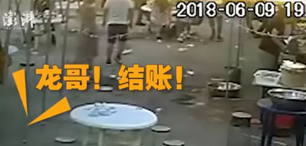 笑死:警察下班去吃小龙虾,发现老板竟然是逃犯.