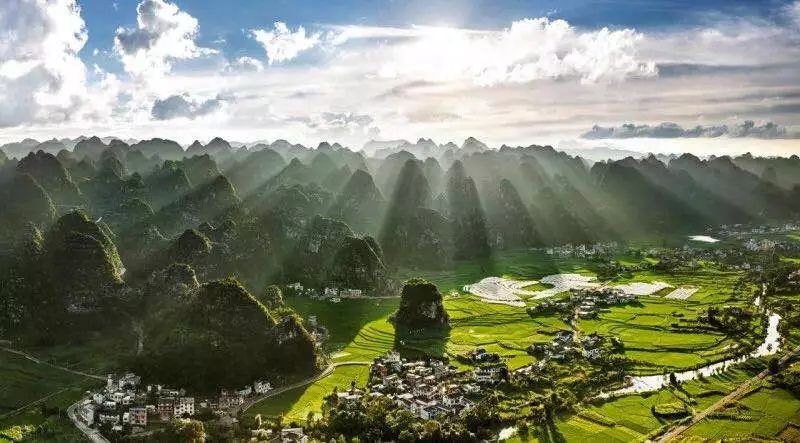 旅游 正文  今年4月,乌蒙山韭菜坪,梵净山,万峰林,梅花山,大娄山还