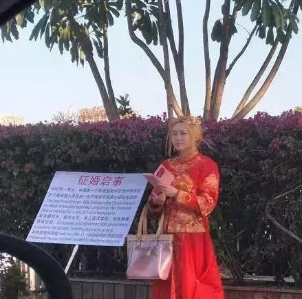 富婆站在街头征婚,众人围观,当看到要求之后却纷纷散去