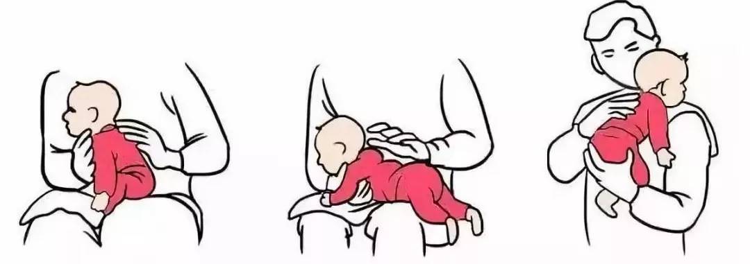 1,坐在腿上拍 妈妈先坐好,在大腿上垫一条干净的毛巾,让宝宝侧面靠着