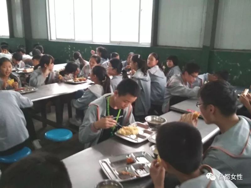 2013年度"蜜儿餐"受助学校—桃李寄宿制小学2013年起,东海县妇联