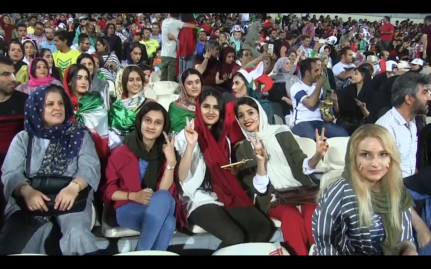 视频:一道靓丽的风景线 伊朗美女球迷现场助阵