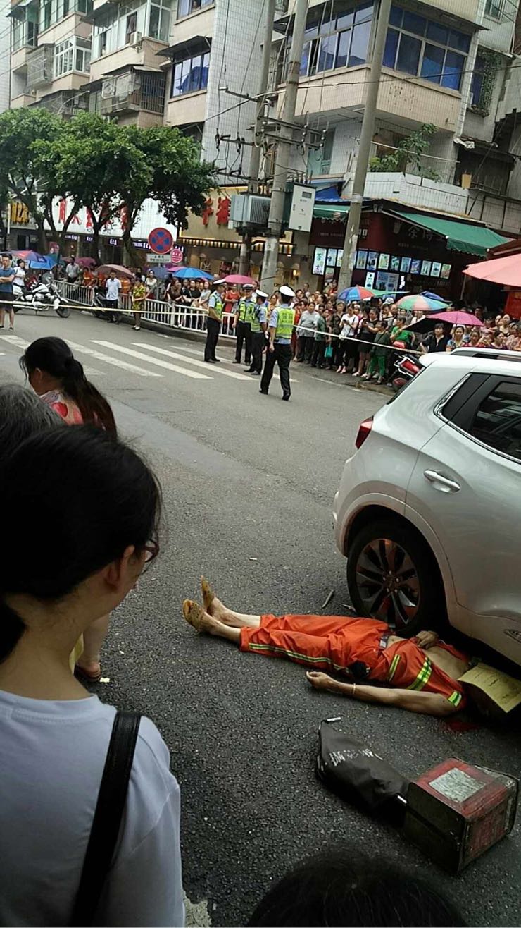 安岳一环卫工人在沱街被撞后当场死亡