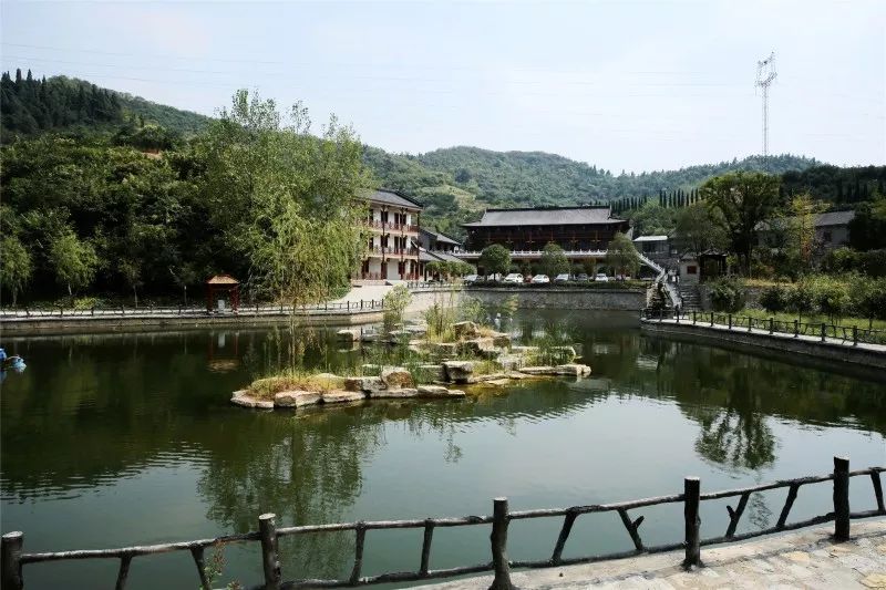 滴水岩(金稻山庄)滴水岩位于龙泉集镇龙凤山脚,稻花香集团藏酒洞背后