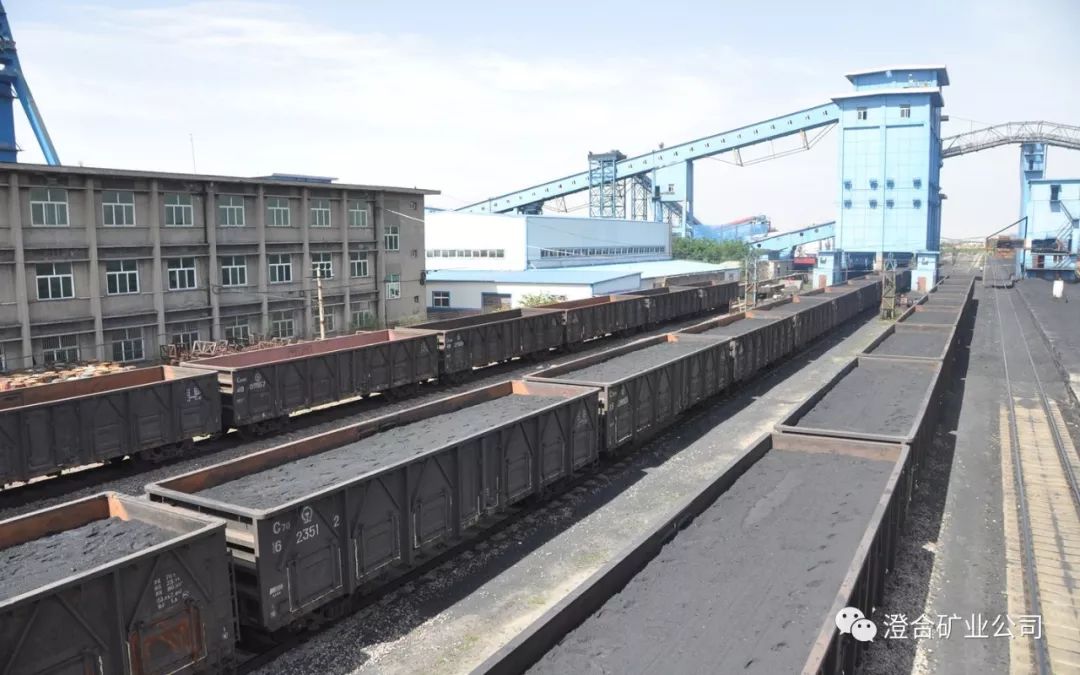 立即深入东区煤场,王村车站原煤装车点进行调研,查看了平煤,补煤,返煤