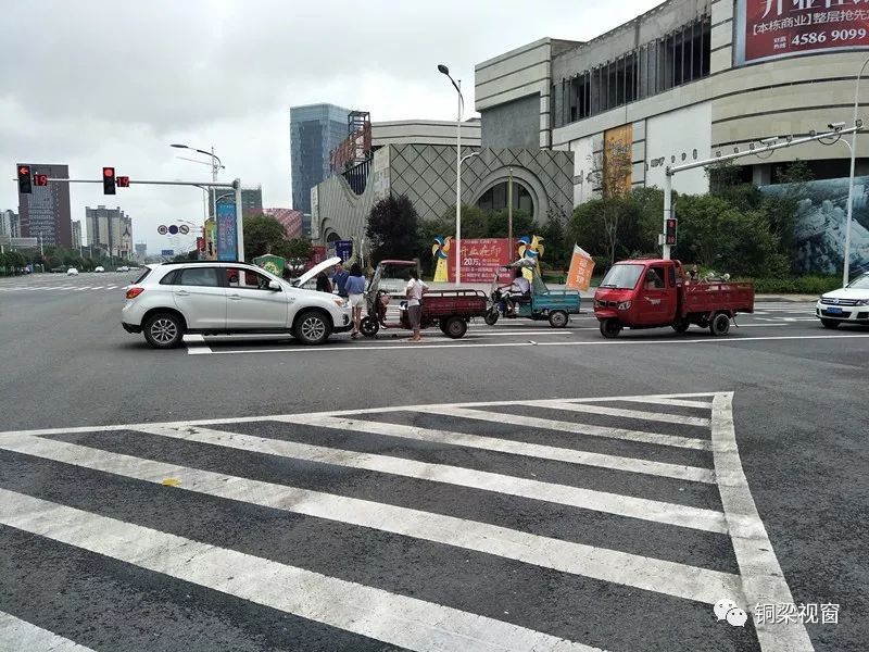 大润发广场十字路口又车祸,男车主本是好心避车却遭了