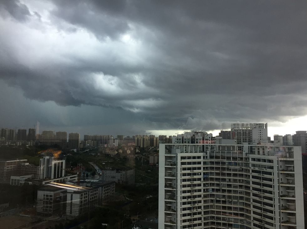 于是朋友圈瞬间被一波 "南宁黑"刷屏了 这场暴风雨来临前并不宁静