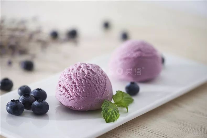 蓝莓冰淇淋:蓝莓的微酸邂逅奶油的甜蜜,在唇齿之间,演绎一场夏日午后