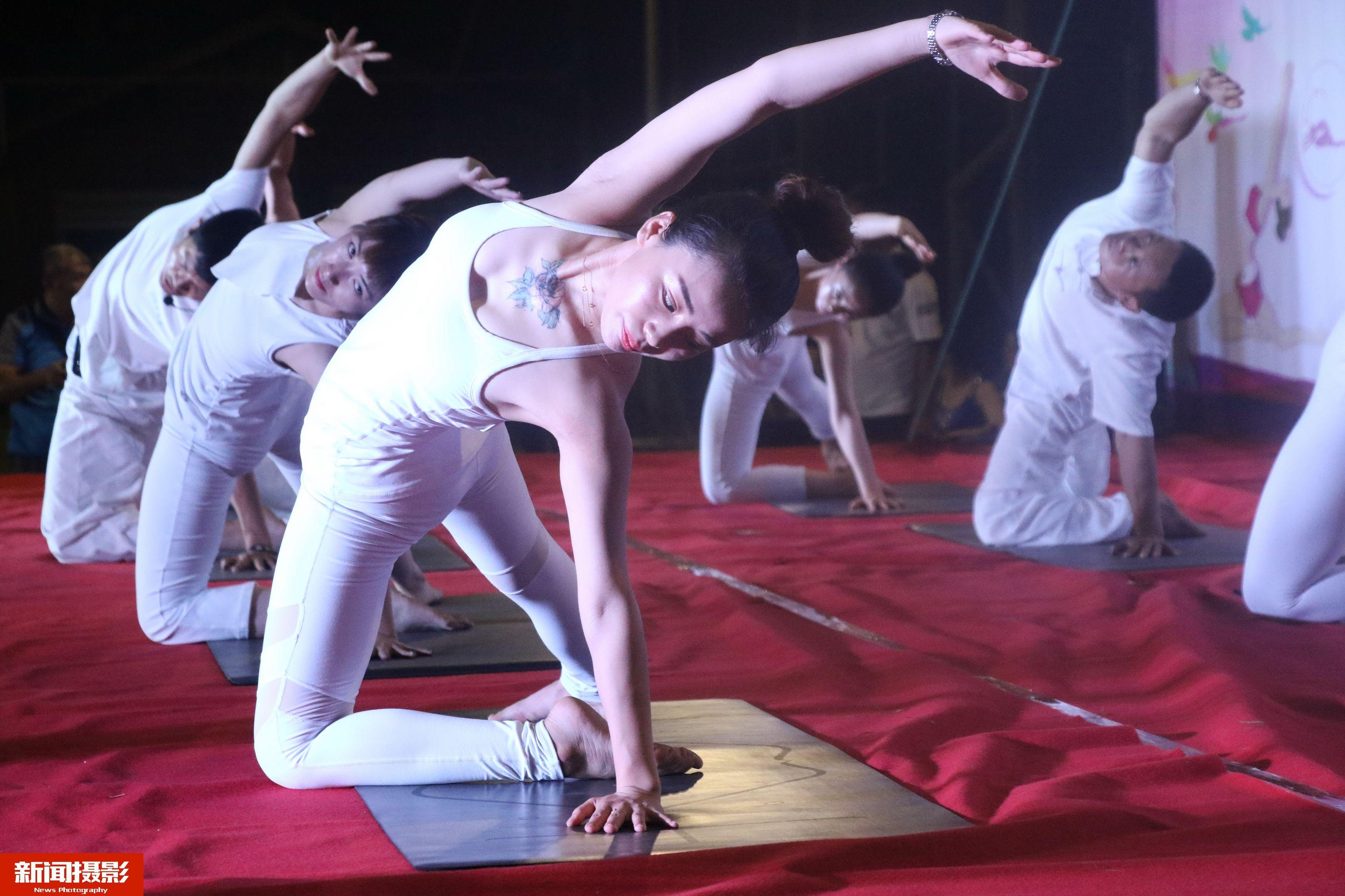 完美体育20张图记录女性瑜伽之柔美婀娜多姿体态舒展(图2)