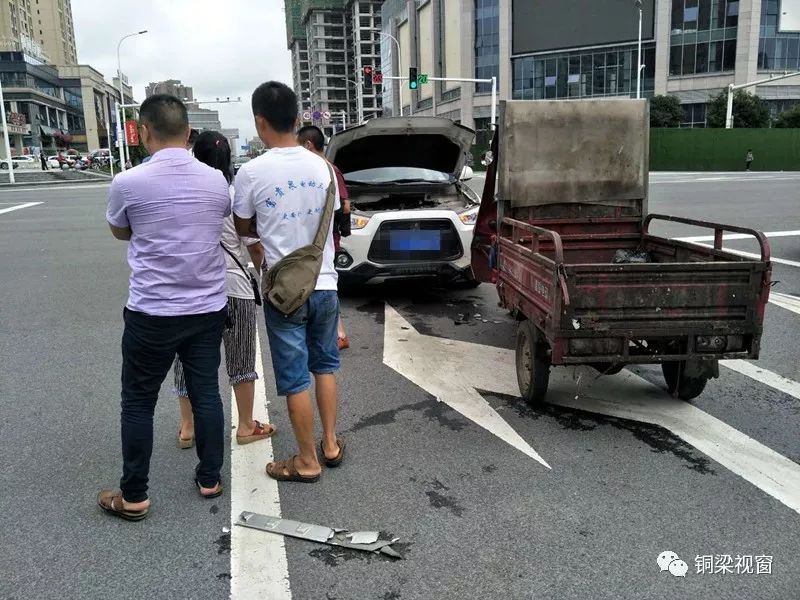 大润发广场十字路口又车祸男车主本是好心避车却遭了全责