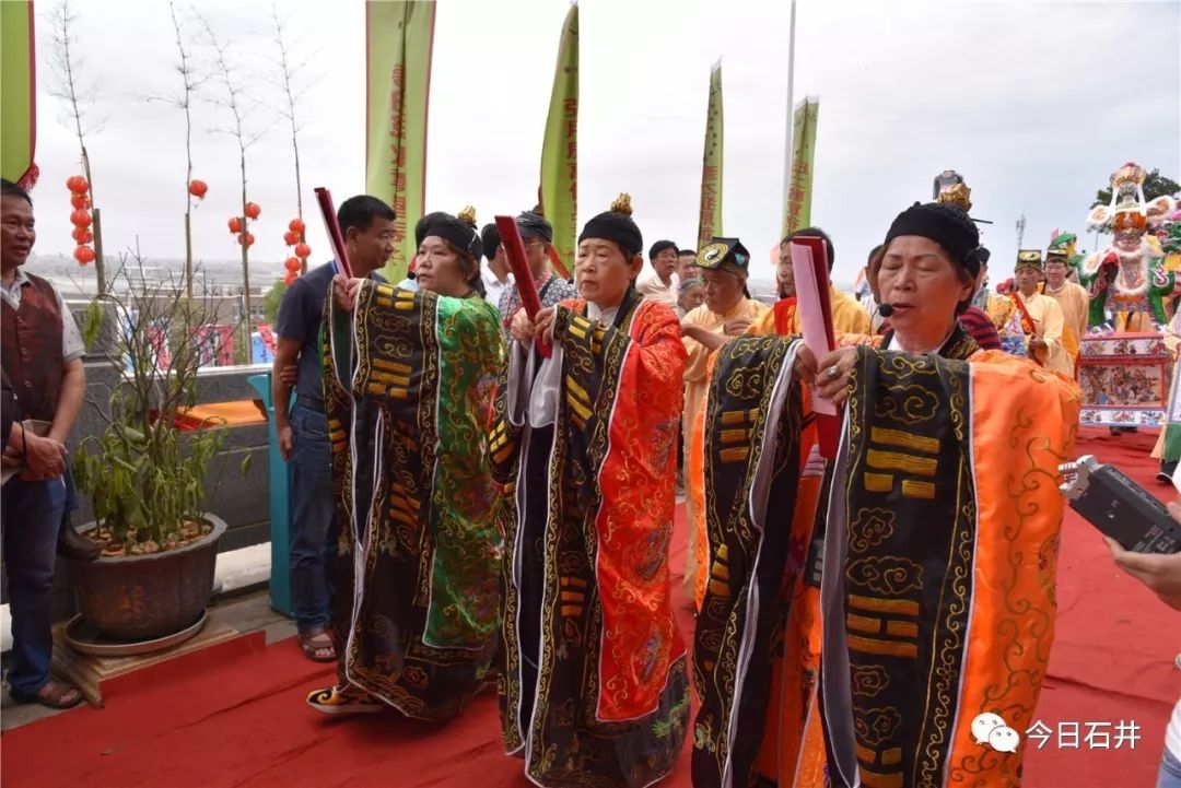 成道飞升七周年"感恩大法会,50人组成的千岁诵经团及信众全程参与