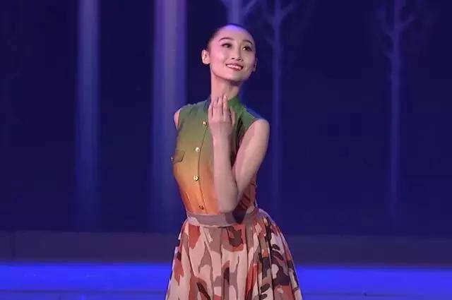 表演:吴莹等《钢枪与玫瑰》编导:程诚 刘刘表演:朱莹莹 马雁飞 郭琦楠