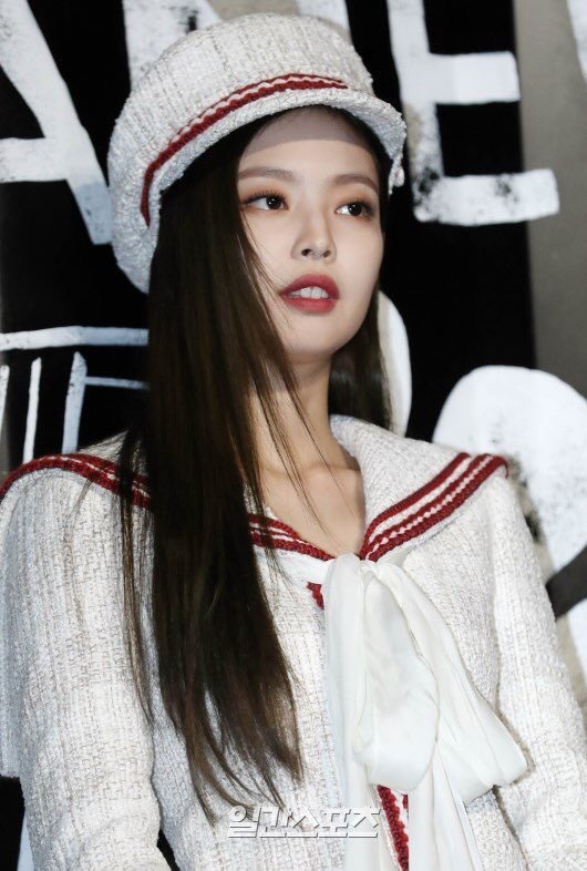 JENNIE现身CHANEL品牌活动现场展现高级制服诱惑！