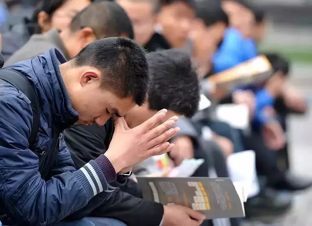 在南京东南大学自主招生考点,一名考生在进场前低头沉思