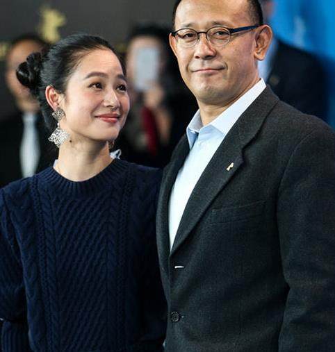 55岁姜文尽显疲惫但周韵仍如少女美过许晴40岁仍是红毯焦点