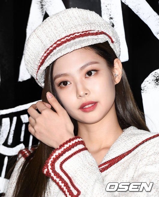 JENNIE现身CHANEL品牌活动现场展现高级制服诱惑！_手机搜狐网