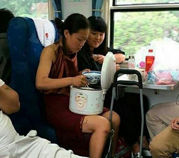 搞笑gif图:真会享受生活,带着电饭煲上火车