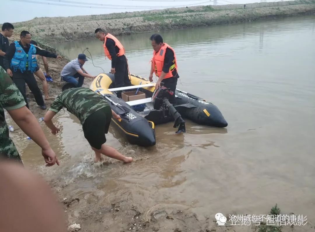 当地民警,消防官兵,沧州蓝天救援队志愿者迅速到达现场展开救援,溺水