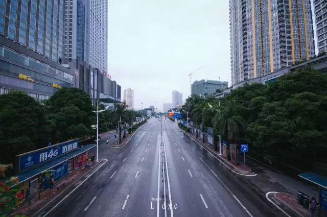 夜晚城中村马路湿漉漉的