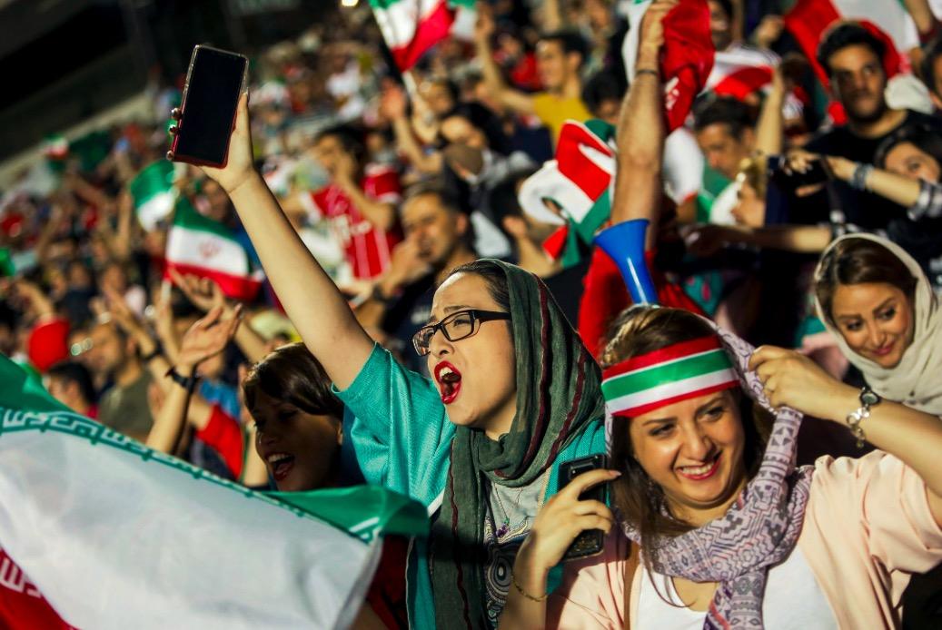 话不多说,让我们看看伊朗美女球迷的身影,热情洋溢的为自己祖国呐喊