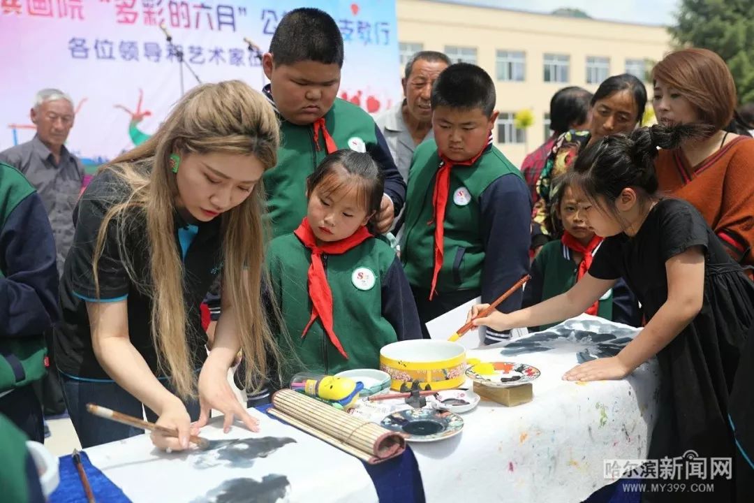 艺术支教行活动21日在哈尔滨市五常市沙河子镇磨盘山村磨盘山学校举行