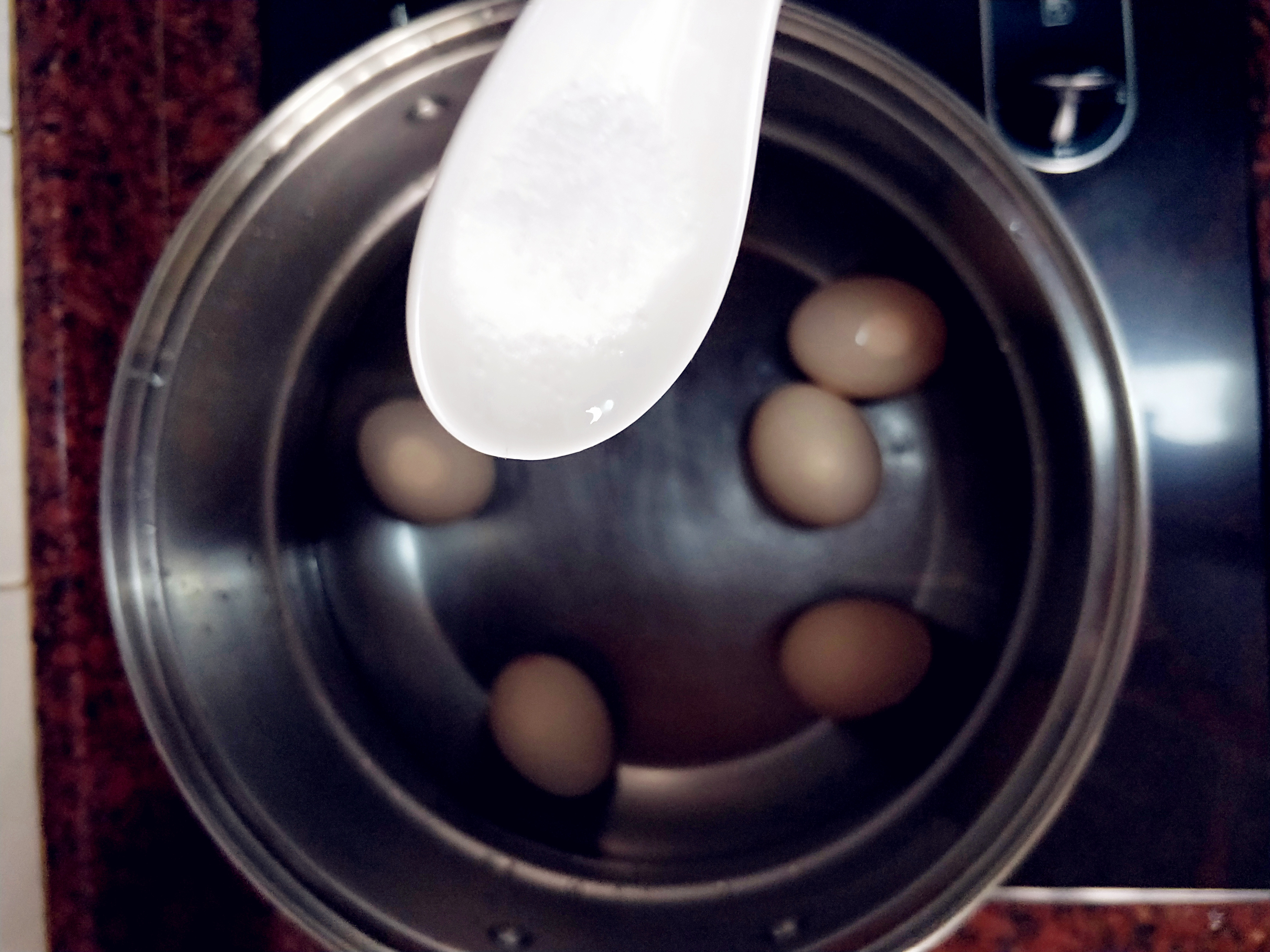 【電鍋食譜】「水煮蛋」．超簡單之廚房紙巾就能完成！〃黑洞食堂 – 黑洞雪莉