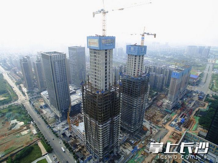 中的湘江财富金融中心由4栋超高建筑组成,其t1主塔楼 高328米,为"河西