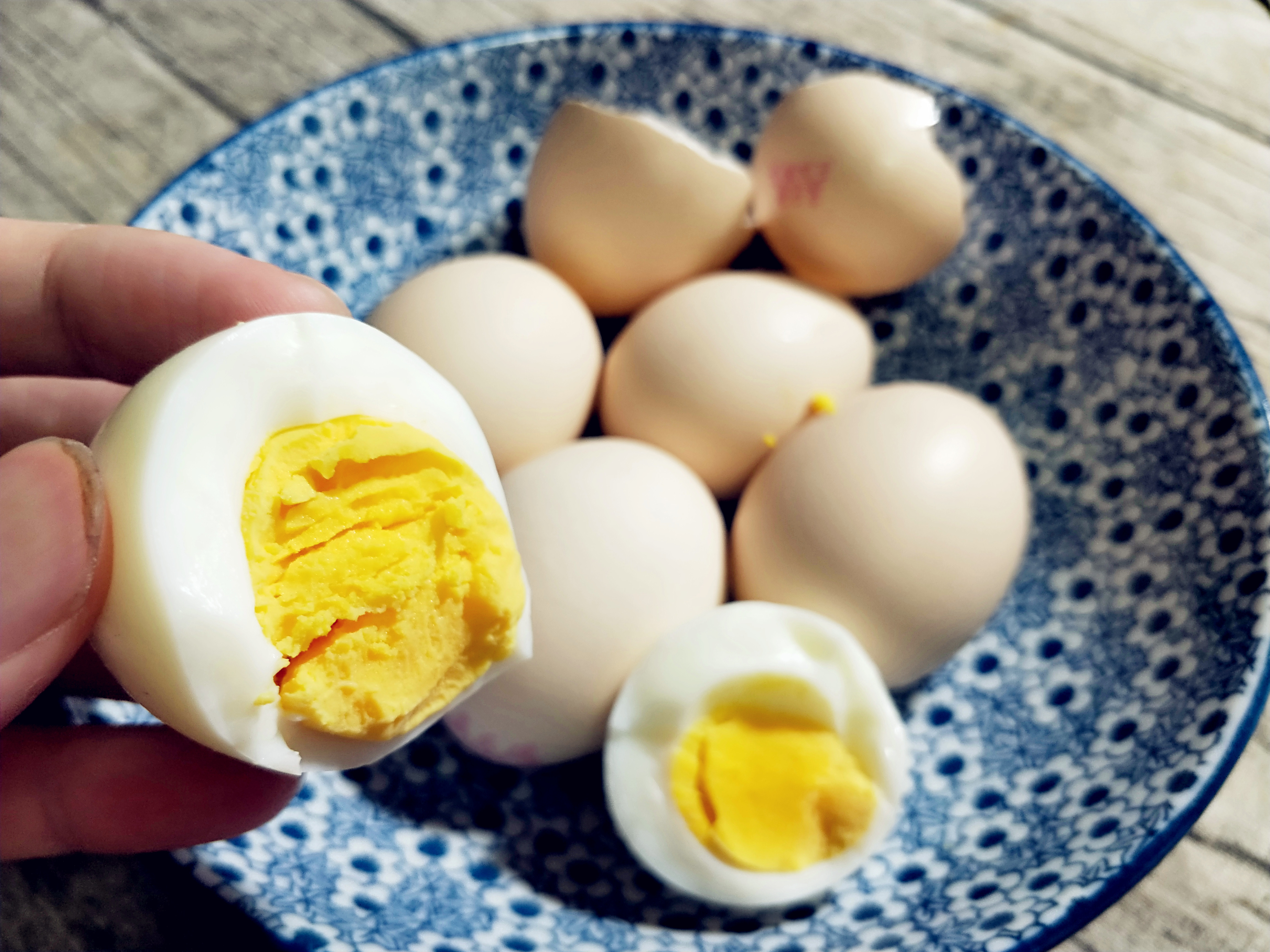 在煮鸡蛋的过程中，鸡蛋碎了，于是就变成了懒蛋蛋 | 涨姿势