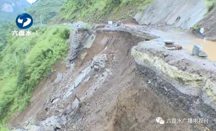 六枝特区关寨镇下麻翁村暴雨导致部分农户房屋受损多处道路堵塞