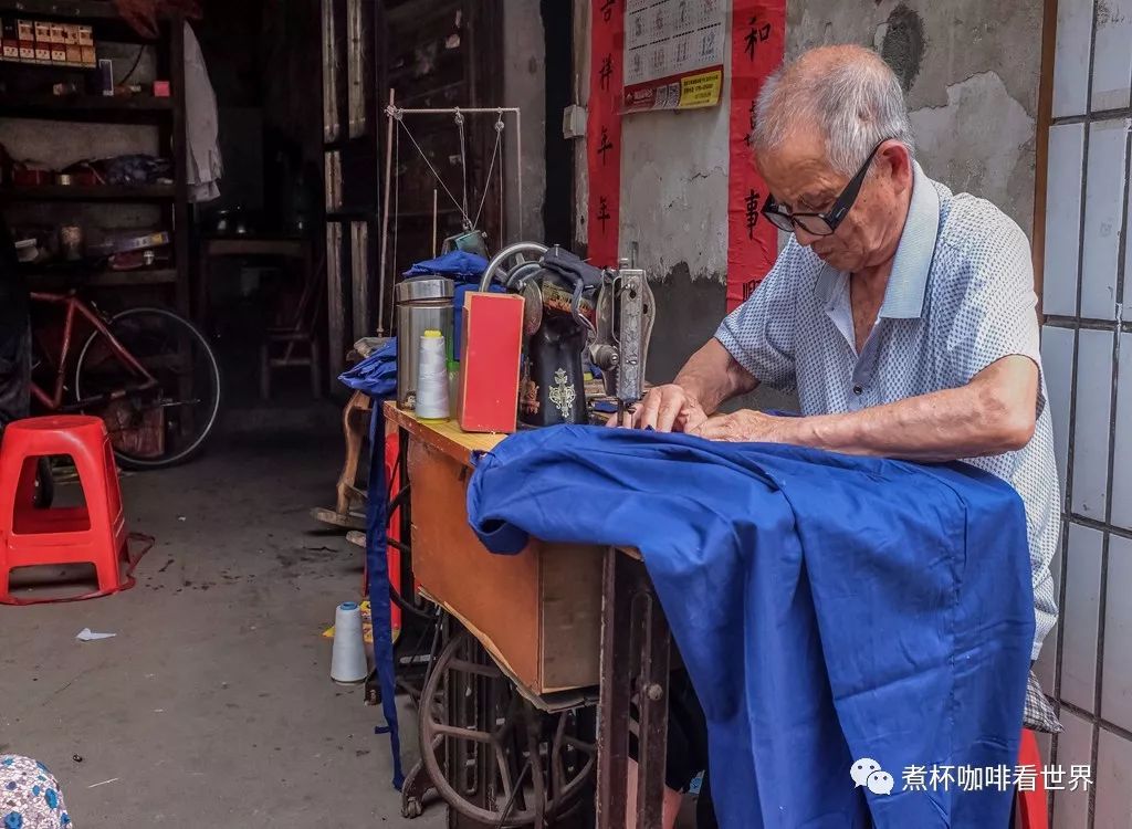 记忆中,在当兵之前,我身上穿的衣服都是裁缝师傅手工做的,那时,家里