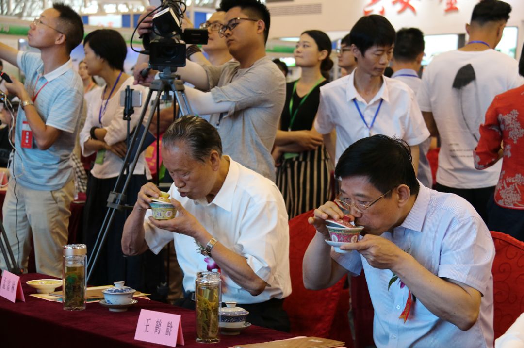 (安徽大业茗丰茶叶有限公司戴祥海接受媒体采访)点击图片直接阅读返回