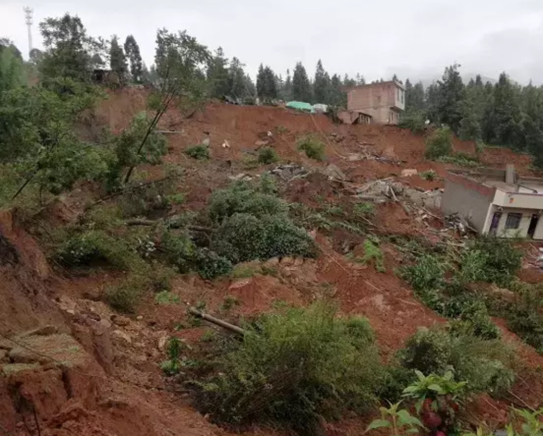 云南宣威连续下雨导致山体滑坡房屋倒塌