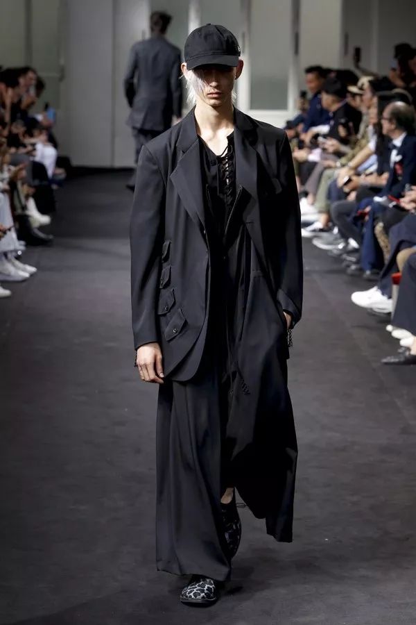 日本设计师品牌 yohji yamamoto(山本耀司)于巴黎男装周发布2019春夏