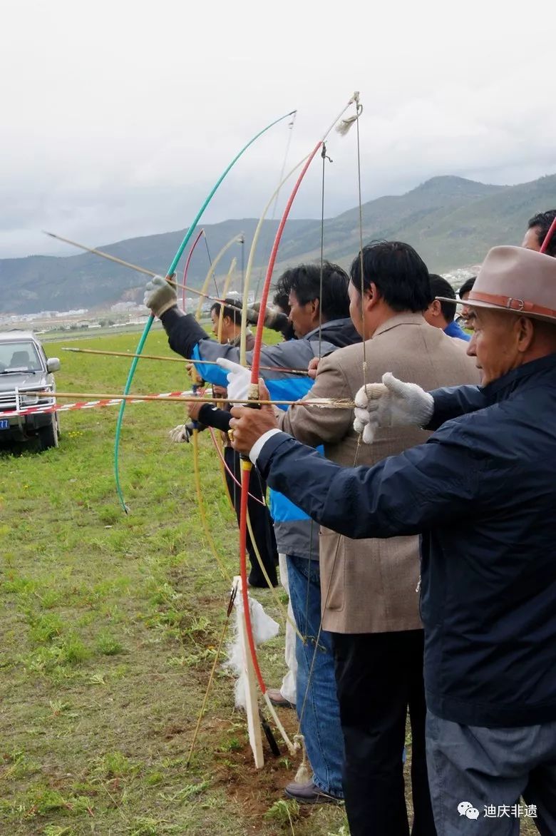 赛马会上传统藏式射箭比赛赛马会上传统傈僳族射弩比赛爱马是藏族群众