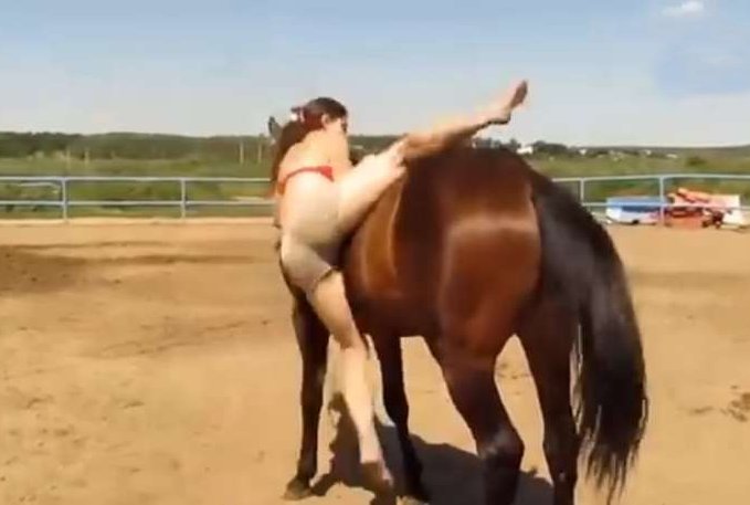 这马没有马鞍,真想骑上去并不容易,但是这位外国妹子不服输,一定要跨
