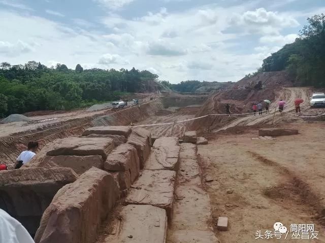 多图|空港新城北一线玉成乡秀才沟村朱家湾段施工建设中,发现40余座